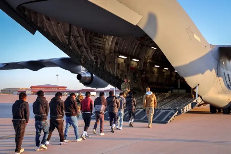CaliforniaEUA - 24012025 - Primeiro voo com Imigrantes ilegais em processo de deportação são levados a avião militar dos EUA para fora do País. Foto @PressSec