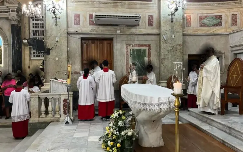 padre agredido em igreja