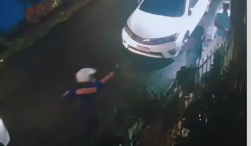 Ladrões abordam casal ao sair de carro por aplicativo em Manaus; veja os vídeos