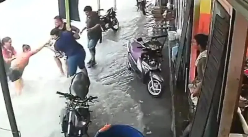 Lojista salva mulher arrastada por enxurrada durante tempestade em Manaus; veja o vídeo