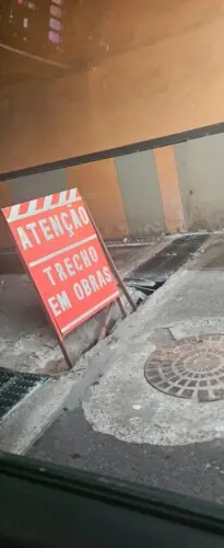 Há mais de 20 dias o local recebe as ações de reconstrução da ferragem sobre a rede de esgoto do local