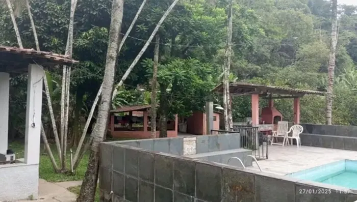 Polícia fecha clínica