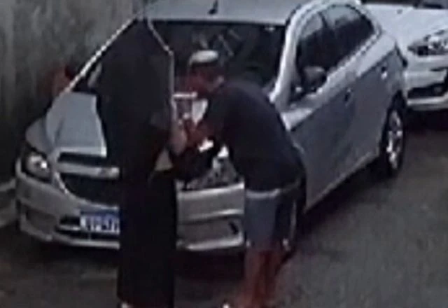 Ladrão arranca aliança de mulher a dentadas durante assalto