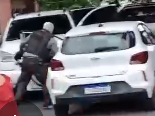 Salvo de sequestro, homem é encontrado ferido dentro de carro no Manoa
