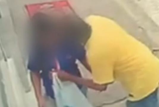 VÍDEO: Idoso tenta beijar criança na saída de supermercado em Manaus