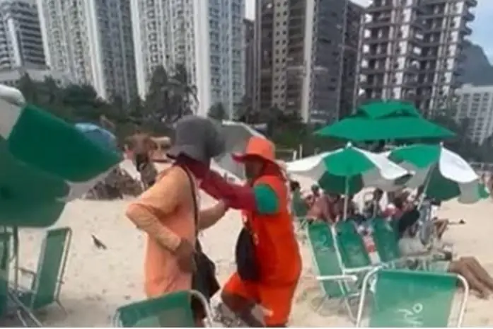 briga vendedores em praia