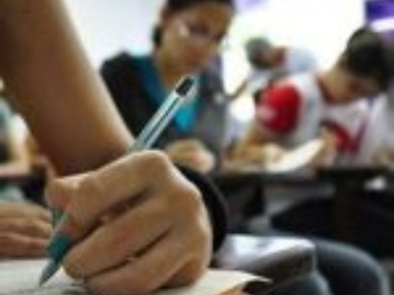 Prazo aberto para estudantes concorrerem a bolsas de até R$1 mil