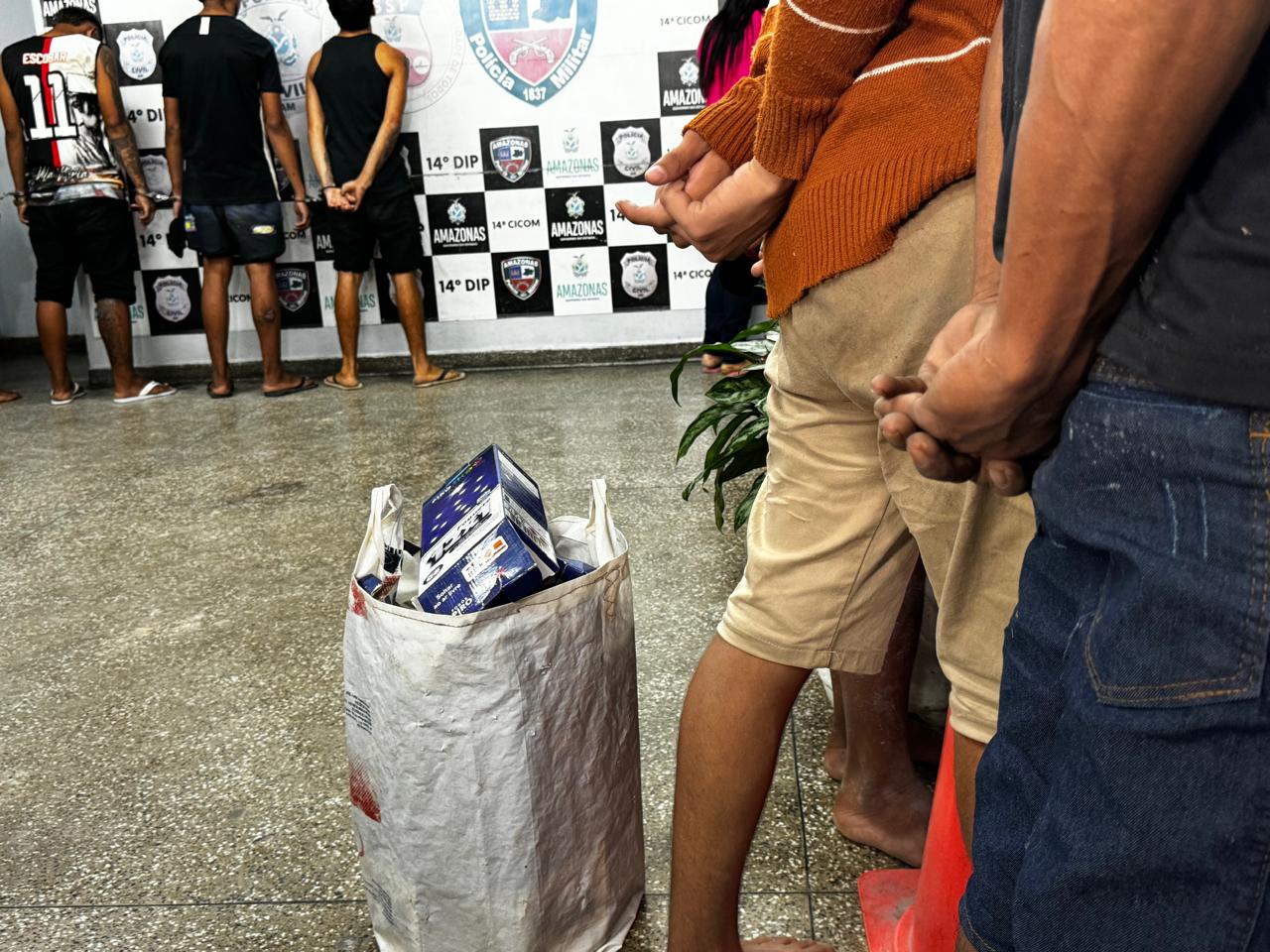 Fogueteiros são presos após comemorarem aniversário de facção em Manaus