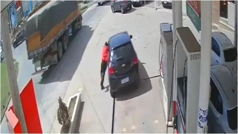 Motorista tenta fugir sem pagar combustível e arrasta frentista