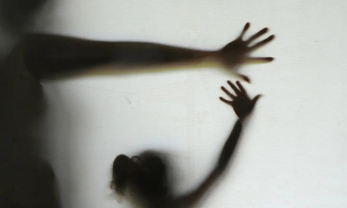 Mãe prostituía filha de 11 anos para quitar dívida de drogas