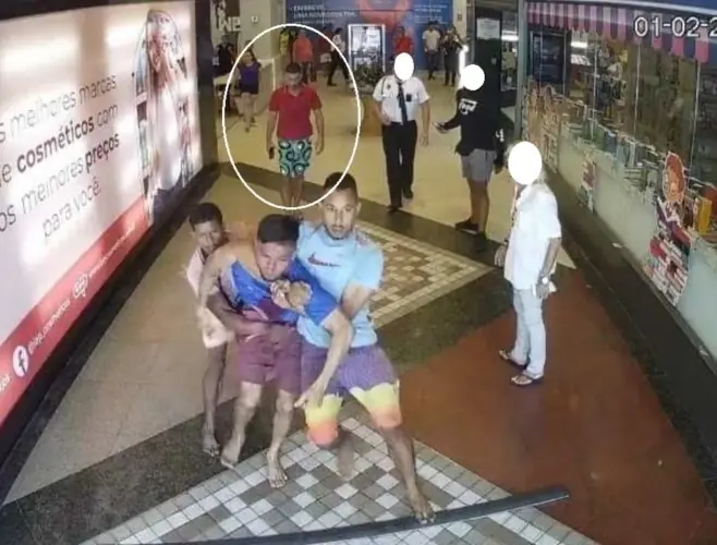 Homem é executado a tiros após ser retirado à força de shopping