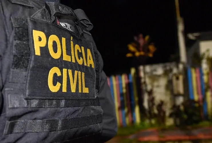 jovem e criança baleados dentro de igreja
