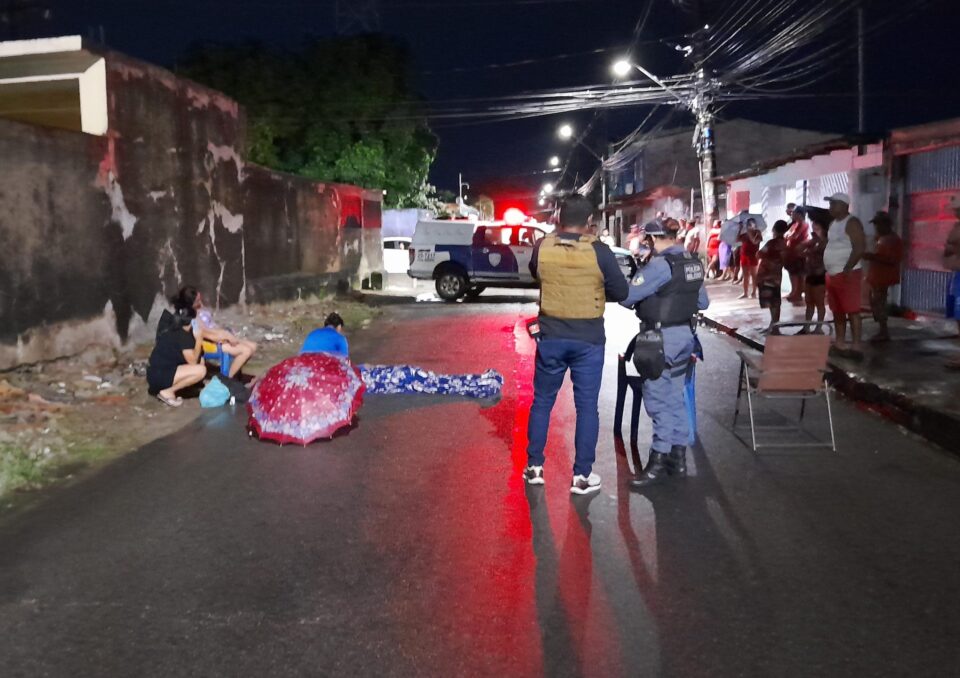 Jovem é morto a tiros durante assalto na frente da namorada em Manaus
