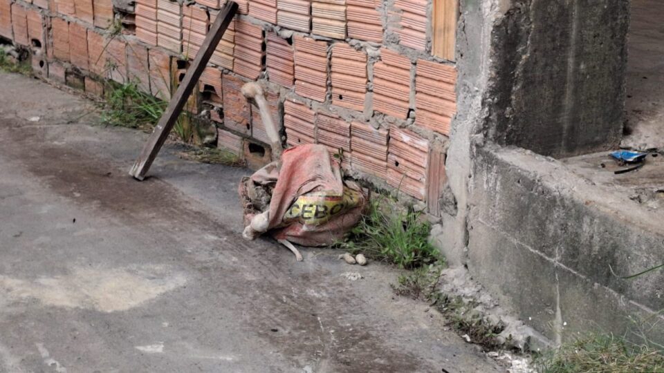 Ossada humana é encontrada em beco na Zona Norte de Manaus