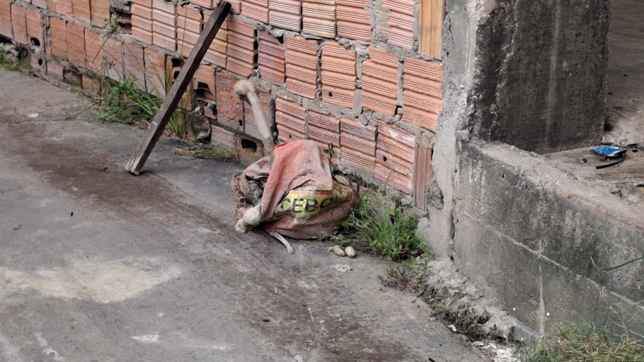 Ossada humana é encontrada em beco na Zona Norte de Manaus