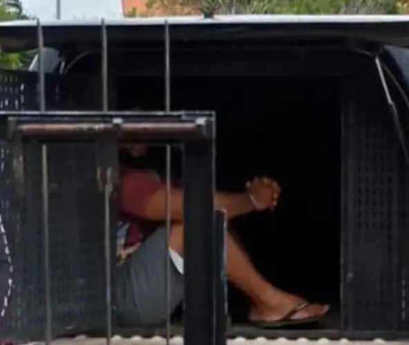 Homem preso por estupro, coação e perseguição a alunas tem histórico de crimes de abuso contra crianças, segundo informou a polícia