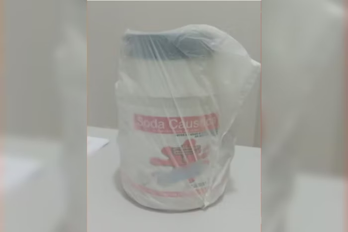Briga por som alto termina com soda cáustica no rosto de mulher