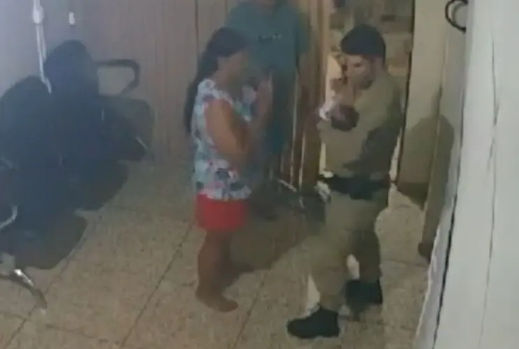 policiais salvam vida de bebê recém-nascido