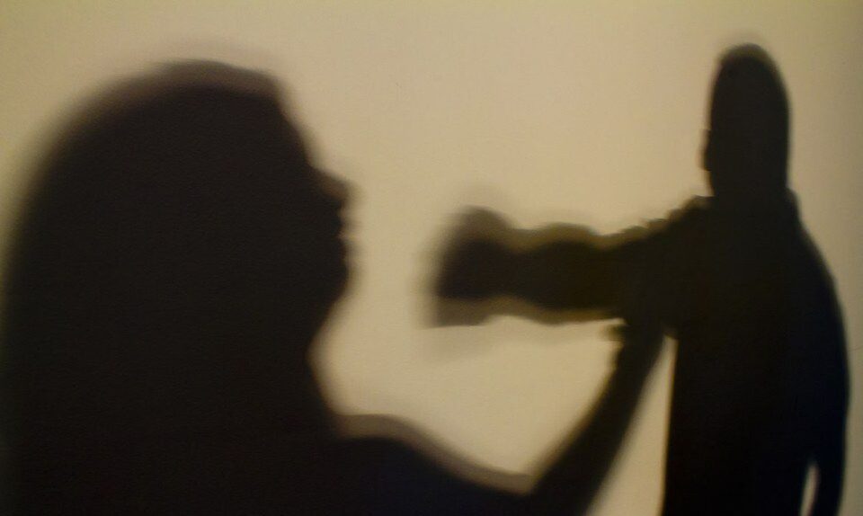 Bêbado, jovem é preso após agredir ex-mulher com socos e tapas no AM