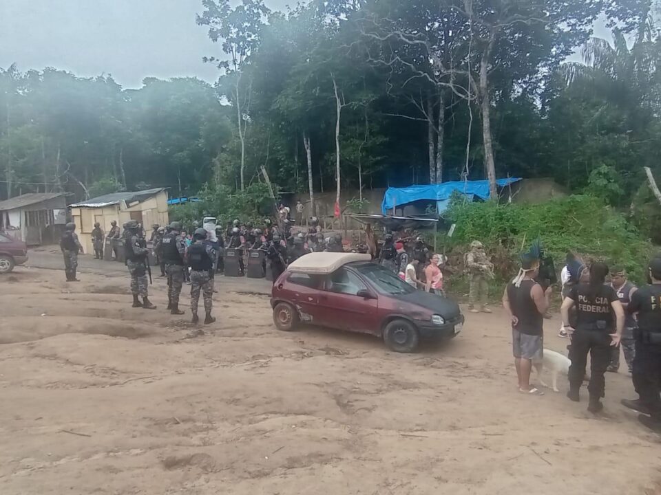 Invasores são retirados de terreno de empresa no Tarumã após reintegração de posse