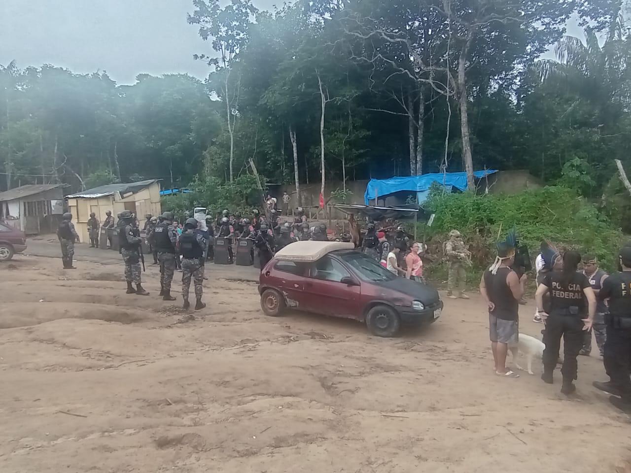 Invasores são retirados de terreno de empresa no Tarumã após reintegração de posse