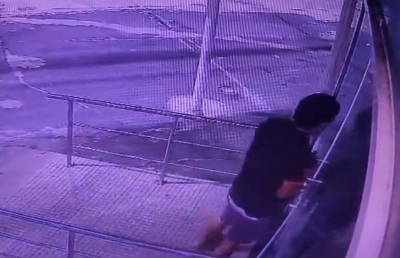 Vídeo flagra homem quebrando porta de vidro para furtar drogaria no bairro Aleixo