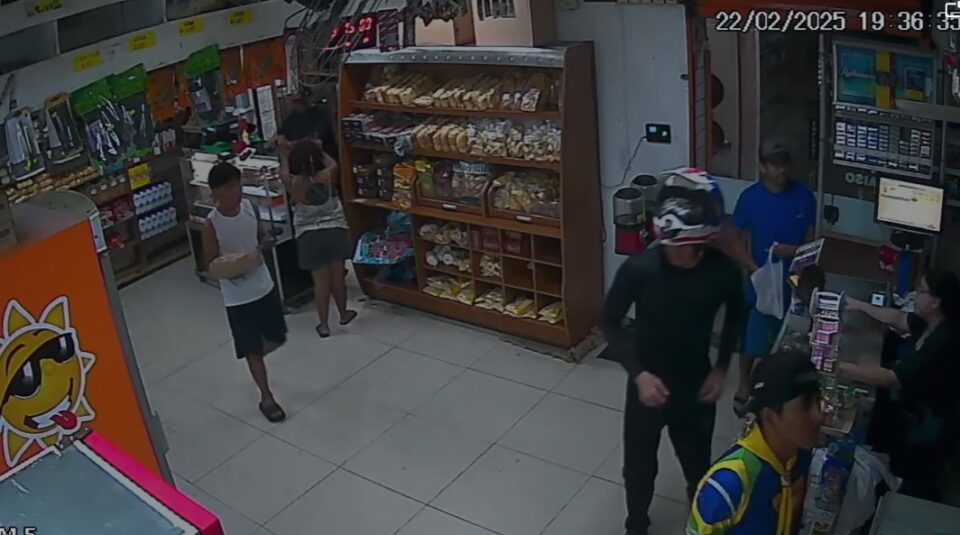 Criminosos são flagrados assaltando mercadinho em Manaus