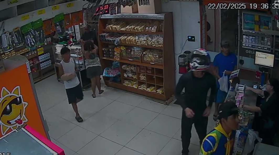 Criminosos são flagrados assaltando mercadinho em Manaus