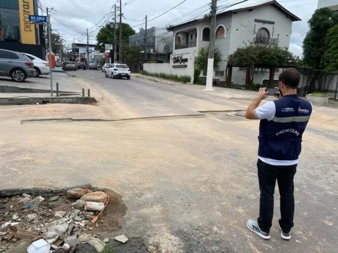 fiscalização da ageman sobre o asfalto após serviços da águas de manaus