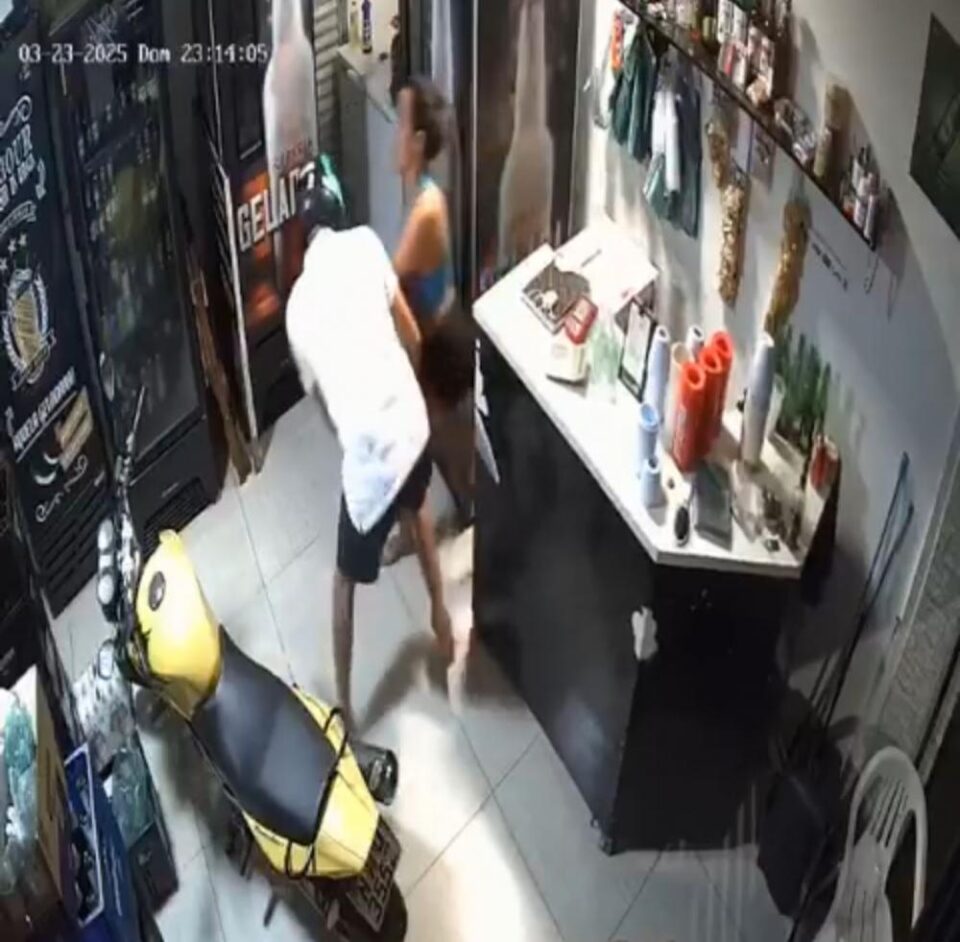 Mulheres imobilizam criminoso com pimenta no rosto durante assalto