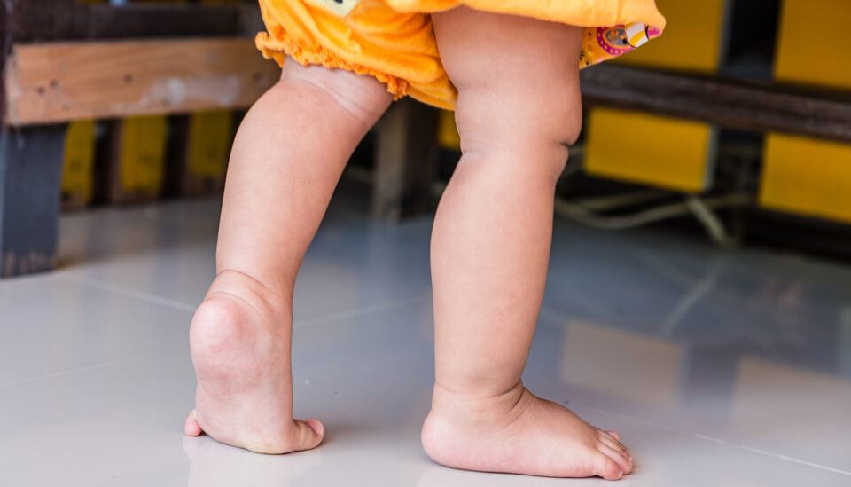 Babá é presa suspeita de drogar bebê de 10 meses