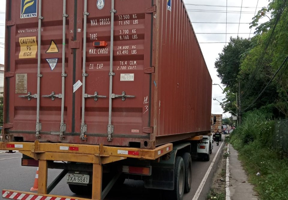 Adolescente é flagrado conduzindo caminhão trator em Manaus