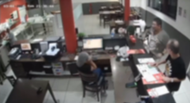 Cliente arremessa pedido errado contra atendente 