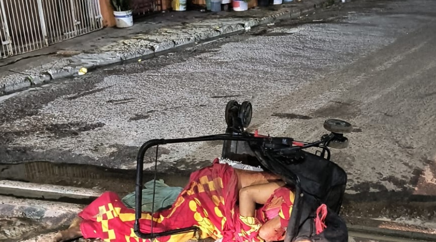 Homem é achado morto em carrinho de bebê em Manaus com bilhete: 'entreguei a boca'