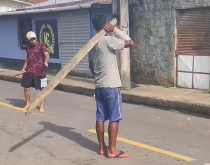 Homens armados se desafiam no meio da rua, no interior do AM