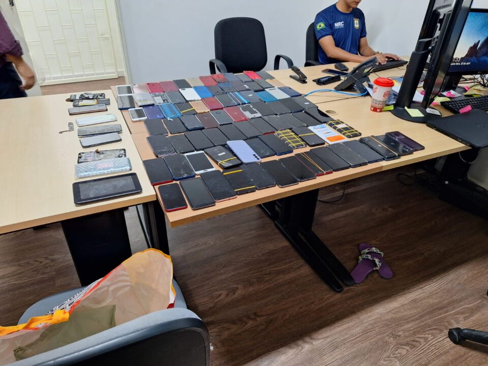 Dono de assistência técnica é preso com 93 celulares sem procedência no Centro de Manaus