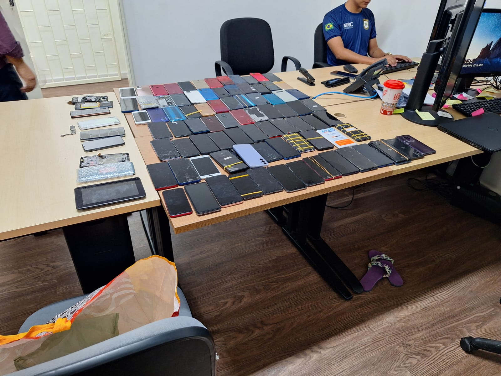 Dono de assistência técnica é preso com 93 celulares sem procedência no Centro de Manaus