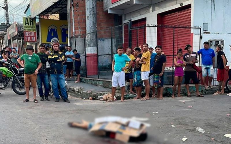Criminosos em carro executam homem a tiros no Jorge Teixeira