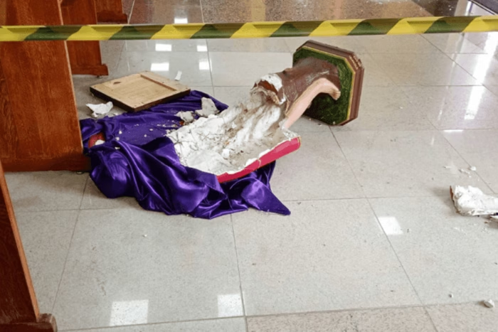 Homem quebra imagens de santos dentro de igreja