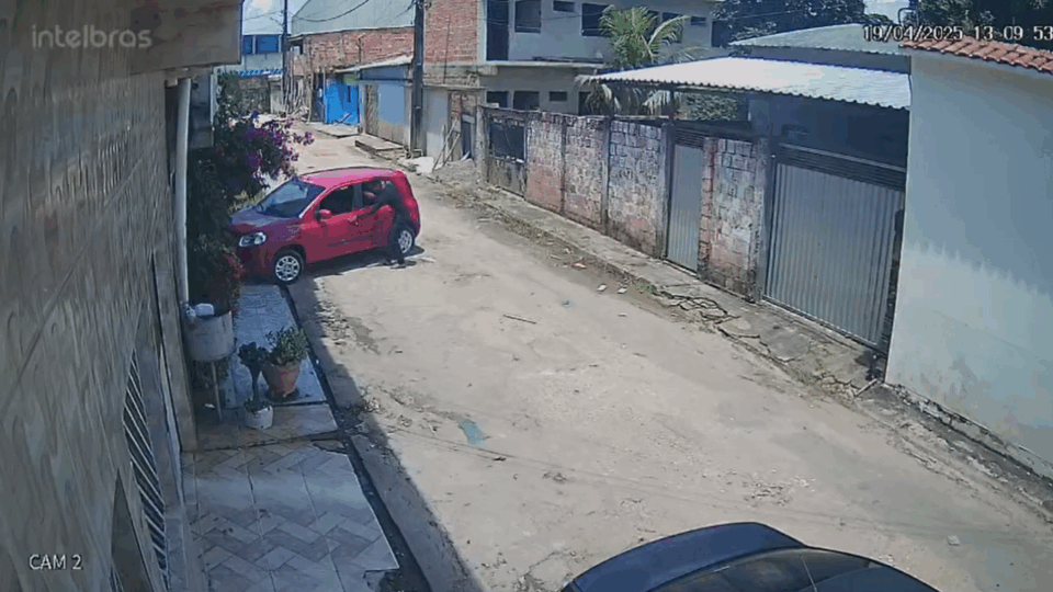 Vídeo flagra criminoso roubando carro enquanto motorista abria garagem em Manaus