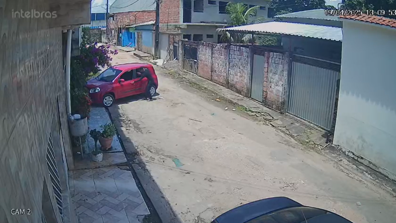 Vídeo flagra criminoso roubando carro enquanto motorista abria garagem em Manaus