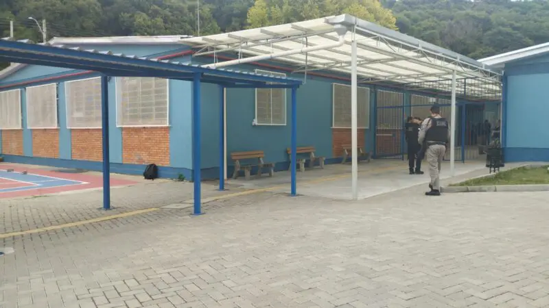 Alunos atacam professora a facadas dentro de escola