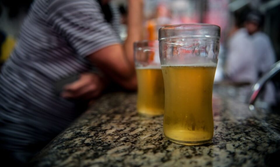 Mulher é presa após oferecer bebida alcoólica ao filho adolescente no AM