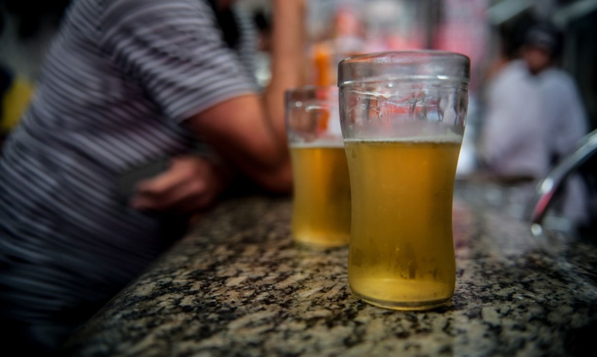 Mulher é presa após oferecer bebida alcoólica ao filho adolescente no AM