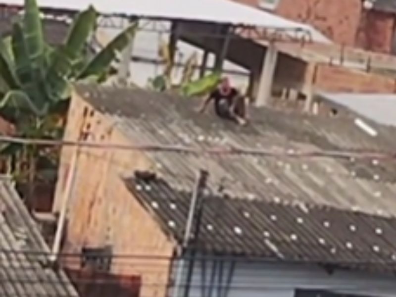 VÍDEO: Suspeito de roubo sobe em telhado após agressão e clama pela polícia em Manaus