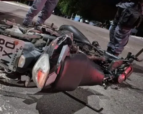 Motociclista morre após avançar sinal vermelho e colidir com ônibus na zona oeste de Manaus