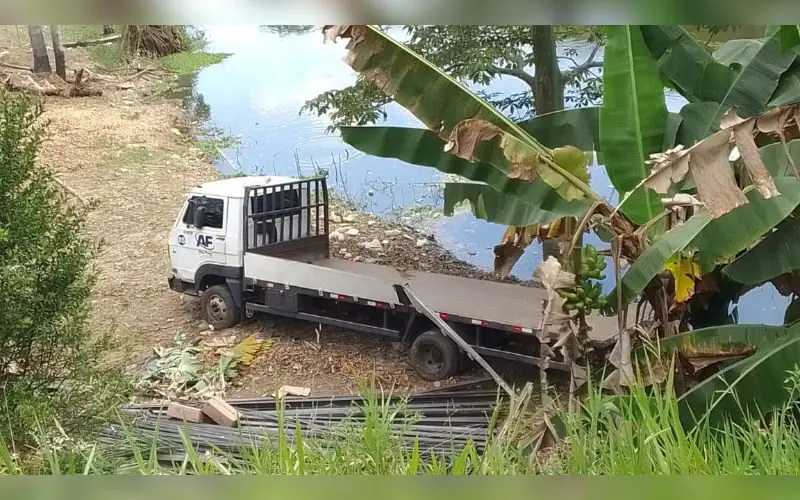 Carreta desgovernada atinge veículo com crianças e tomba no Tarumã