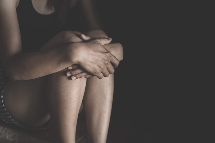 Mãe é presa por espancar filha de 16 anos com ripas e cacetete no AM