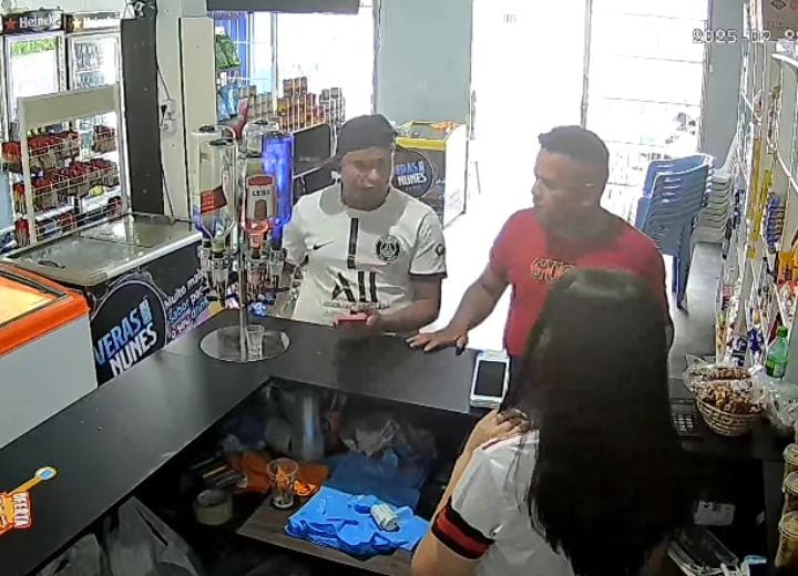 VÍDEO: Dupla se passa por cliente e assalta mercadinho em Manaus
