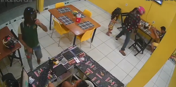 Assaltantes 'fazem a limpa' em pastelaria na Zona Norte de Manaus